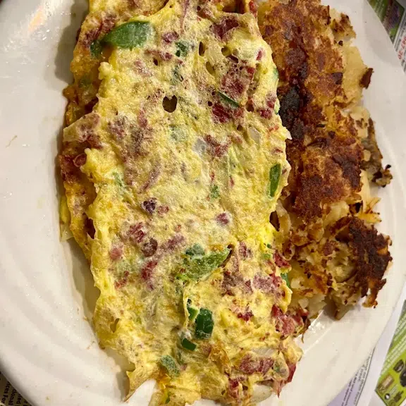 Vegetable omelet served with crispy hash browns